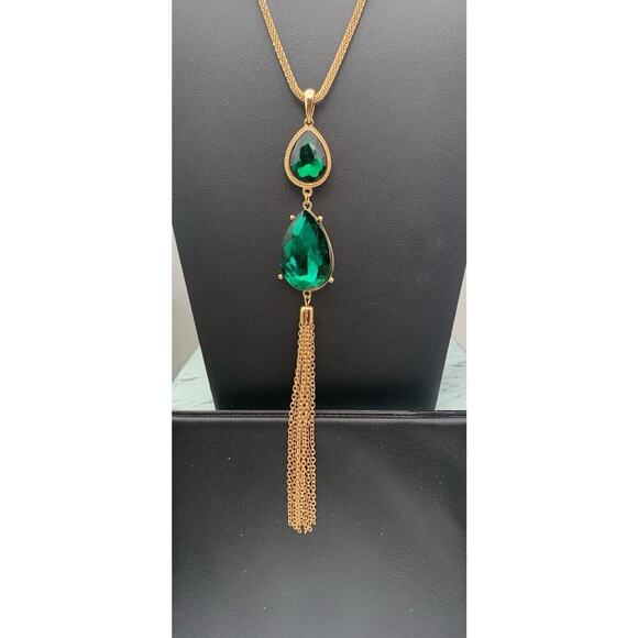 Gold Tone 1946 Brand Emerald Green Tear Drop Rhinestones & Tassel Necklace - Picture 2 of 4